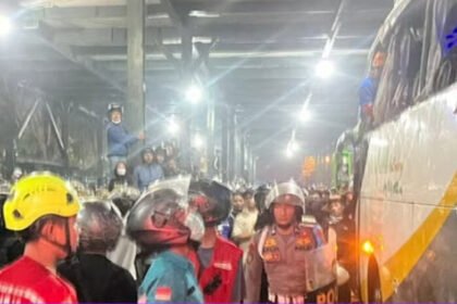 Kericuhan suporter PSIM Yogyakarta vs Persib Bandung pecah di berbagai titik Kota Yogyakarta usai laga Liga 1, Minggu (24/8/2025).