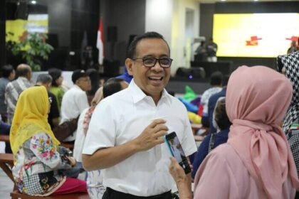 Menko PMK Pratikno kampanyekan work-life balance di kantor dengan ajakan rutin olahraga dan cek kesehatan.