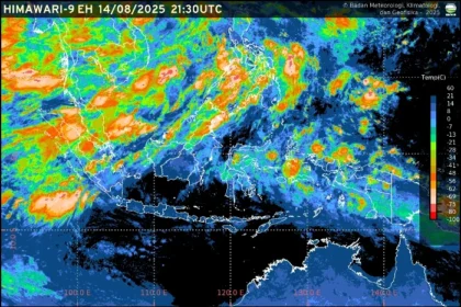 Foto satelit cuaca Himawari-9FH, Kamis, 14 Agustus 2025, pukul 21.30 UTC. Prakiraan cuaca BMKG memprediksi hujan petir dan banjir rob di wilayah pesisir pada hari ini Jumat 15 Agustus 2025. (Foto: BMKG)