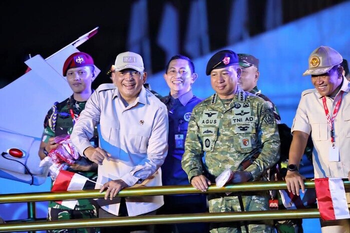 Karnaval Kemhan dan TNI warnai Pesta Rakyat HUT ke-80 RI di Monas, hadirkan simbol kekuatan bangsa sekaligus wujud kebersamaan TNI dan rakyat.