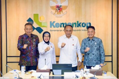 Menteri Koperasi dan UKM Budi Arie Setiadi bersama Kepala BPS Amalia Adininggar saat konferensi pers kerja sama data desa, Kamis (7/8/2025).