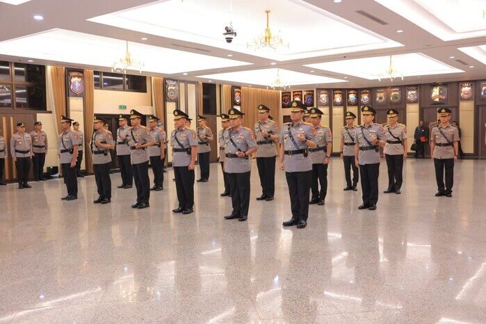Kapolri Jenderal Polisi Listyo Sigit Prabowo melantik Irwasum baru, Kapolda Sulbar, serta memimpin sertijab sejumlah pejabat utama Mabes Polri dan Kapolda di Gedung Rupatama, Jakarta.