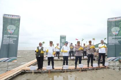 ANTAM berpartisipasi dalam kegiatan penanaman mangrove yang dilaksanakan bersama Menteri Lingkungan Hidup Dr. Hanif Faisol Nurofiq dan Kepala Kepolisian Negara Republik Indonesia (Kapolri) Jenderal Pol. Drs. Listyo Sigit Prabowo, M.Si., di Mempawah Mangrove Conservation (MMC), Kalimantan Barat.