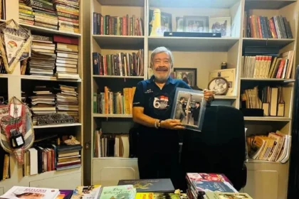 IGK Manila, mantan manajer Timnas Indonesia dan sahabat Surya Paloh, meninggal dunia pada Senin (18/8/2025). Jenazah disemayamkan di Aula ABN Nasdem sebelum prosesi kremasi.