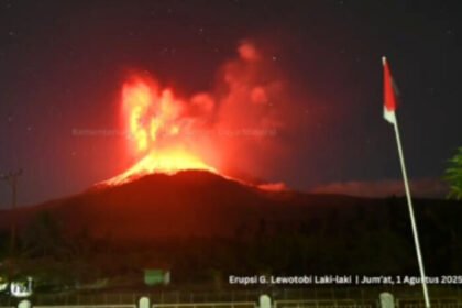 Status Awas Gunung Lewotobi Laki-laki di Flores Timur masih berlaku. BNPB minta warga keluar dari zona bahaya. Debu vulkanik mengancam pernapasan dan penerbangan.