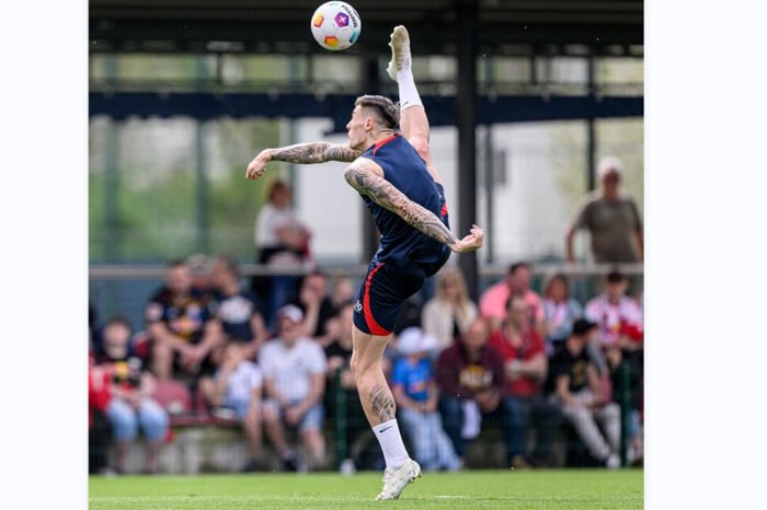 Benjamin Sesko lebih memilih bergabung ke Manchester United ketimbang Newcastle United meski nilai tawaran lebih kecil.