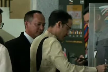 Nadiem Makarim saat tiba di Gedung KPK Kamis (7/8/2025) dipanggil KPK terkait penyelidikan pengadaan Google Cloud di Kemendikbudristek saat pandemi. (Foto: tangkapan layar)