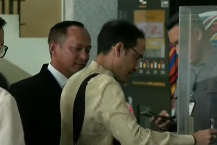 Nadiem Makarim saat tiba di Gedung KPK Kamis (7/8/2025) dipanggil KPK terkait penyelidikan pengadaan Google Cloud di Kemendikbudristek saat pandemi. (Foto: tangkapan layar)