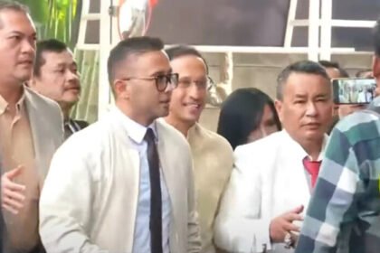 Nadiem Makarim bersama pengacaranya, Hotman Paris, mendatangi Gedung KPK untuk memberikan klarifikasi terkait pengadaan layanan Google Cloud di Kemendikbudristek. (Foto: Tangkapan layar)