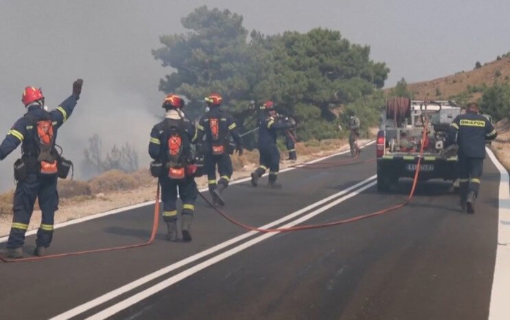 Eropa Selatan Membara Efek Suhu Panas: Kota Patras Yunani Terancam Lenyap Dilalap Kobaran Api 2 Eropa Selatan Membara Efek Suhu Panas: Kota Patras Yunani Terancam Lenyap Dilalap Kobaran Api