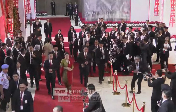Wapres Gibran Rakabuming Raka disambut Ketua DPR RI Puan Maharani saat tiba di Sidang Tahunan MPR 2025 di Kompleks Parlemen, Jakarta.