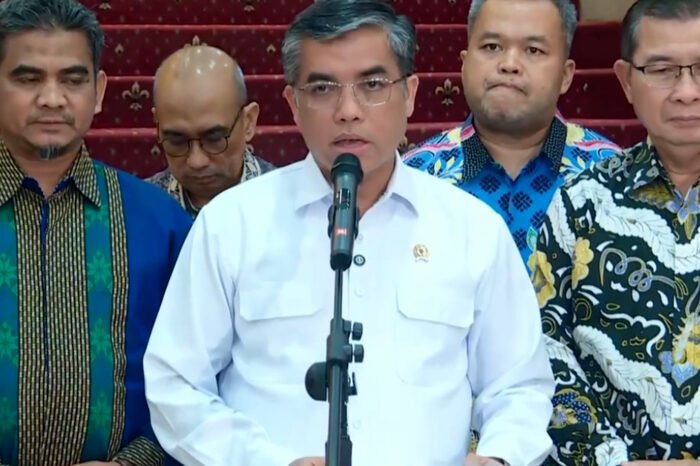 Menaker Yassierli menyatakan keprihatinan atas OTT KPK terhadap Wamenaker Immanuel Ebenezer, menegaskan komitmen perbaikan integritas di Kementerian Ketenagakerjaan.