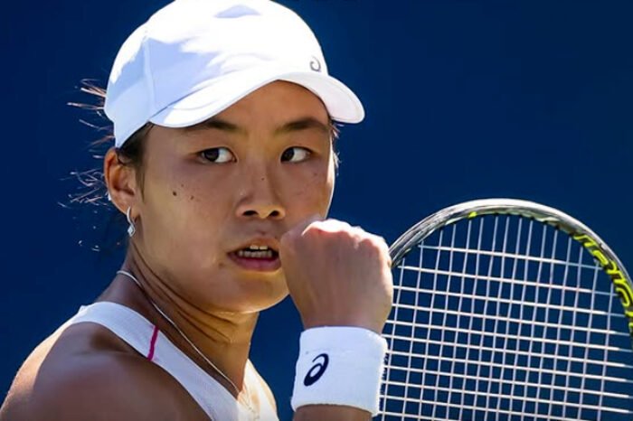 Janice Tjen ukir sejarah tenis Indonesia dengan melangkah ke babak kedua US Open 2025, siap menantang idolanya, Emma Raducanu.