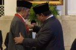 KH Abdul Ghofur menerima Bintang Mahaputera Utama dari Presiden Prabowo Subianto atas kiprah dakwah dan pemberdayaan ekonomi pesantren.