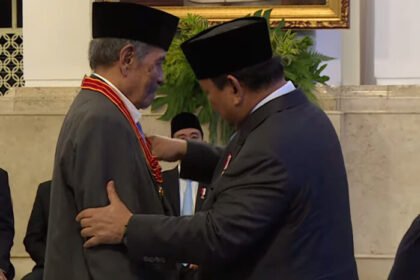 KH Abdul Ghofur menerima Bintang Mahaputera Utama dari Presiden Prabowo Subianto atas kiprah dakwah dan pemberdayaan ekonomi pesantren.