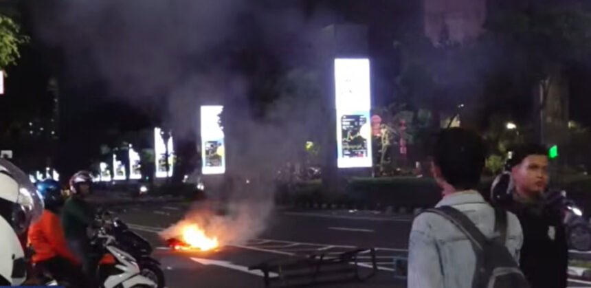 Polisi mengingatkan masyarakat untuk tidak melakukan live TikTok saat aksi demo di Jakarta. Imbauan ini disampaikan setelah maraknya tren siaran langsung aksi unjuk rasa yang berpotensi memicu provokasi di media sosial.