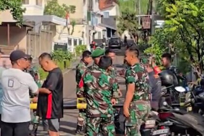 TNI Berjaga di Rumah Menteri Keuangan Sri Mulyani Usai Diserbu Ratusan Massa pada Sabtu Malam 14 Rumah pribadi Menteri Keuangan Sri Mulyani di kawasan Bintaro, Tangerang Selatan, dipadati aparat TNI usai dijarah massa pada Minggu (31/8) dini hari.