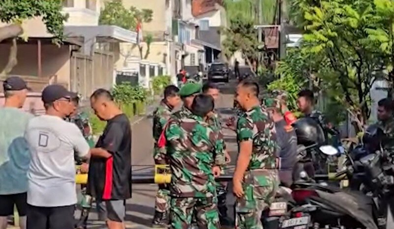 Rumah pribadi Menteri Keuangan Sri Mulyani di kawasan Bintaro, Tangerang Selatan, dipadati aparat TNI usai dijarah massa pada Minggu (31/8) dini hari.