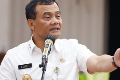 Gubernur Jawa Tengah Ahmad Luthfi mengimbau warga agar tetap tenang dan tidak terprovokasi menyusul aksi anarkis yang terjadi di Kantor Pemprov Jateng.