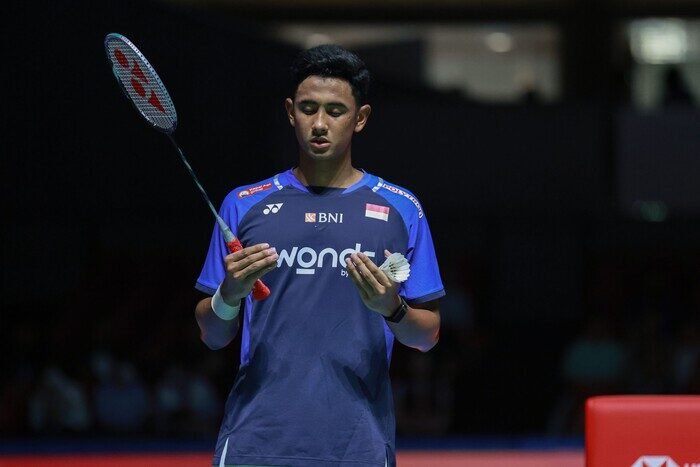 Alwi Farhan siap menjalani debutnya di Kejuaraan Dunia Bulu Tangkis 2025, menggantikan Viktor Axelsen yang mundur karena cedera.
