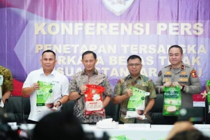 Satgas Pangan Polri saat menggelar barang bukti 132 ton beras bermerek premium yang diduga oplosan hasil produksi PT Food Station, di Bareskrim Mabes Polri, Jakarta Selatan, Jumat (1/8/2025).