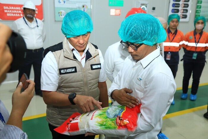 Satgas Pangan Polri menggelar rekonstruksi proses produksi di PT Padi Indonesia Maju (PIM), Banten, dan menemukan sejumlah pelanggaran mutu beras serta penyimpangan berat kemasan. Temuan ini mendorong perlunya perbaikan menyeluruh dalam sistem pengawasan kualitas dan sertifikasi petugas QC.