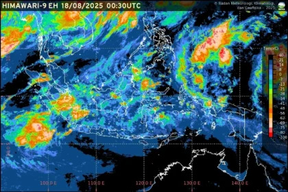 BMKG keluarkan prakiraan cuaca 18 Agustus 2025, sejumlah kota diprediksi hujan petir hingga ancaman banjir rob di pesisir.