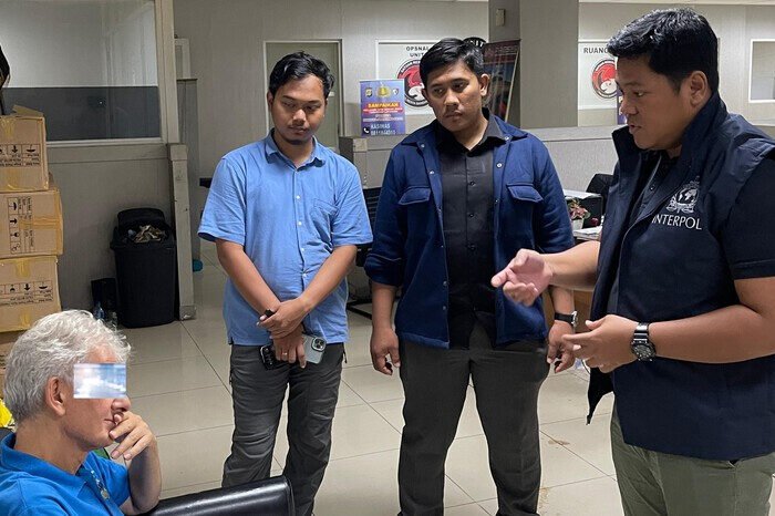 Polri dan Imigrasi sukses deportasi buronan Maroko di Bandara Soekarno-Hatta, wujud sinergi penegakan hukum internasional.