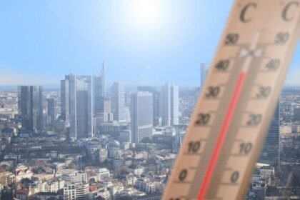 Panas ekstrem melanda Jepang dengan suhu tertinggi 41°C, memaksa warga beradaptasi demi menjaga kesehatan.
