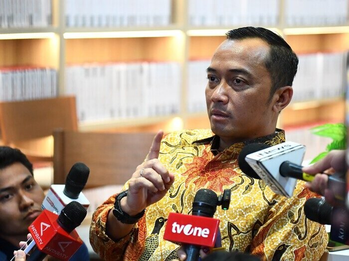 Prasetyo Hadi, Juru Bicara Presiden yang juga menjabat sebagai Menteri Sekretaris Negara, ungkapkan ekonomi Indonesia tumbuh 5,12 persen pada kuartal II 2025, stimulus pemerintah dianggap berperan vital dalam mendorong konsumsi dan investasi.