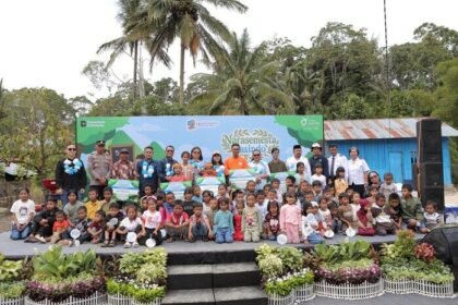 Anak-anak Sekolah Alam Dongi-Dongi mengikuti kegiatan belajar berbasis alam di Desa Tongoa, Sigi, Sulawesi Tengah, dalam program Narasemesta dari Jasindo. (Dok. Jasindo)