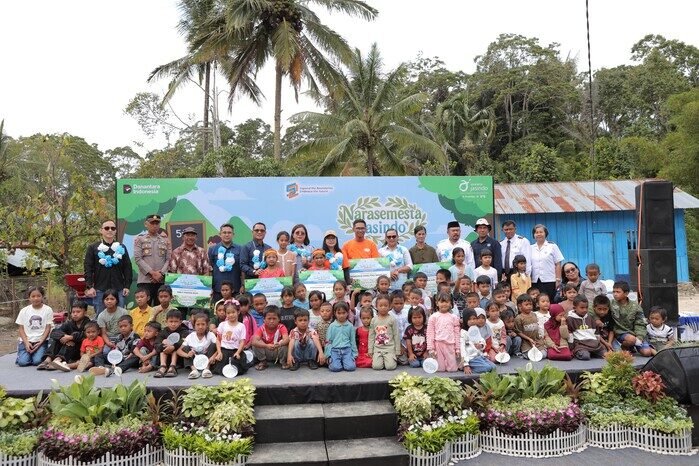 Anak-anak Sekolah Alam Dongi-Dongi mengikuti kegiatan belajar berbasis alam di Desa Tongoa, Sigi, Sulawesi Tengah, dalam program Narasemesta dari Jasindo. (Dok. Jasindo)