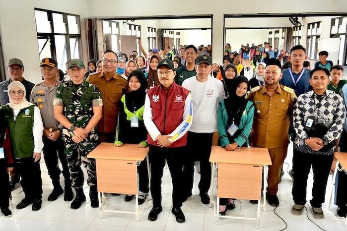 Gus Ipul saat meninjau kegiatan Sekolah Rakyat di Gresik, menyampaikan pentingnya integrasi pendidikan dan pemberdayaan ekonomi keluarga miskin melalui Koperasi Desa Merah Putih.