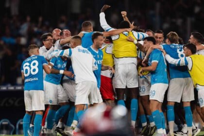 Napoli amankan kemenangan dramatis 1-0 atas Cagliari lewat gol Frank Anguissa di menit 95 Serie A.