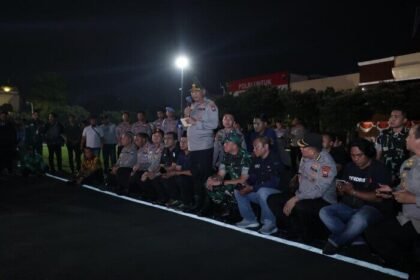 Doa bersama pengemudi ojol Jawa Timur bersama Polda Jatim dan Kodam V/Brawijaya untuk Affan Kurniawan di Surabaya, nyalakan seribu lilin sebagai simbol duka dan solidaritas.