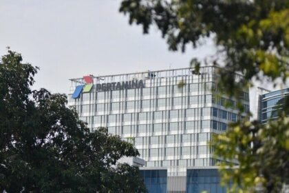 Pertamina berhasil meraih posisi puncak Fortune Indonesia 100 tahun 2025, menegaskan kiprah sebagai pemimpin energi nasional.