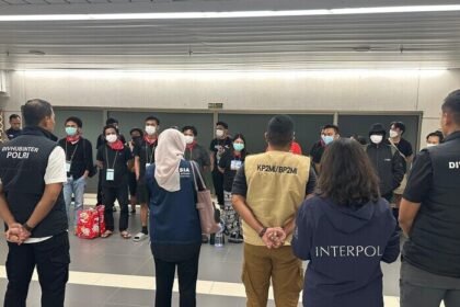 Polri bersama kementerian terkait berhasil memulangkan 20 WNI dari Myanmar yang terindikasi menjadi korban sindikat online scam internasional.