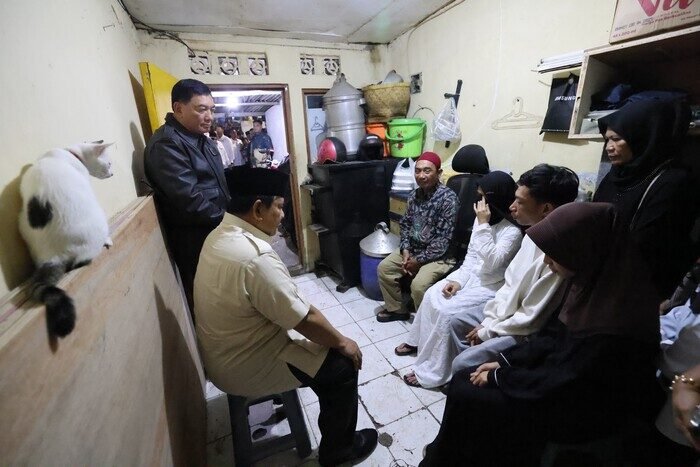 Ayah almarhum pengemudi ojol, Zulkifli, meminta Presiden Prabowo menegakkan hukum seadil-adilnya saat bertakziah ke rumah duka di Menteng, Jakarta Pusat.