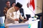 Presiden RI Prabowo Subianto saat meresmikan Gedung Layanan Terpadu dan Institut Neurosains Nasional RS PON Prof. Dr. dr. Mahar Mardjono, Jakarta Timur, Selasa (26/8/2025).