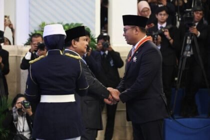 Sudaryono, Wamentan sekaligus anak petani desa, menerima Bintang Mahaputra Pratama langsung dari Presiden Prabowo di Istana Negara.