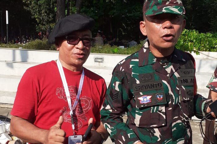 Owner UMKM 'Putus Lidah', Tiburtius A Kume (kiri), akui produk kulinernya paling favorit terutama dari kalangan TNI AL, saat pesta rakyat HUT ke-80 RI. (Foto: Istimewa)