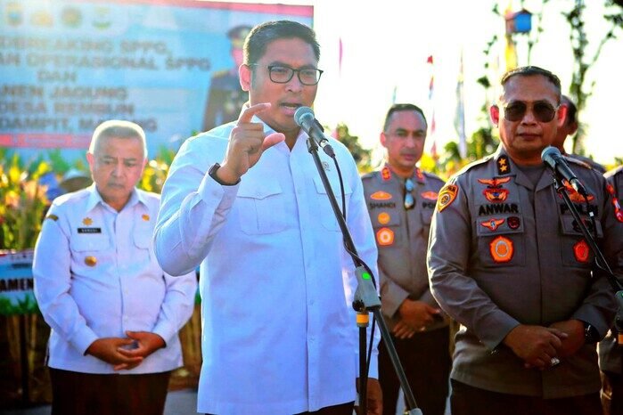 Wamentan Sudaryono didampingi Irwasum Polri, Komjen Pol. Dedi Prasetyo saat melakukan panen raya jagung di Desa Rembun, Kecamatan Dampit, Kabupaten Malang, Rabu (6/8/2025).