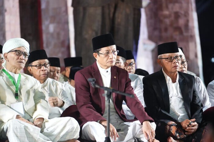 Menteri Agama Nasaruddin Umar memimpin doa dalam acara Zikir dan Doa Kebangsaan 80 Tahun Indonesia Merdeka di Taman Proklamasi, Jakarta, Jumat (1/8/2025).