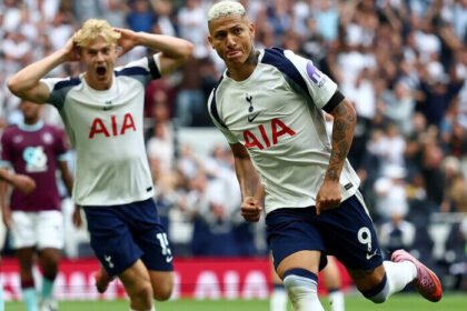 Hasil Liga Inggris pekan pertama musim 2025/2026 menyajikan pesta gol dari Liverpool, Tottenham, dan Manchester City. Chelsea ditahan Crystal Palace, sementara Manchester United harus menanggung malu setelah kalah dari Arsenal di Old Trafford.