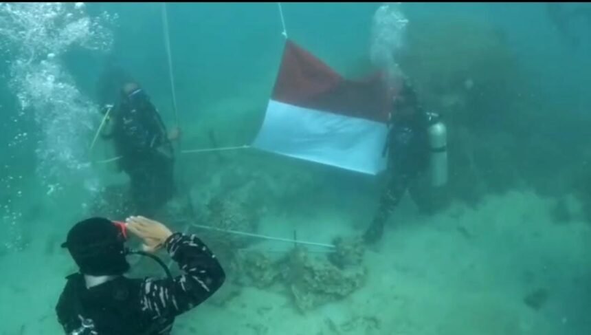 TNI AL Kibarkan Merah Putih dari Dasar Laut Pulau Sangiang Rayakan HUT ke-80 RI