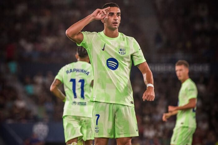 Barcelona berhasil melakukan comeback dramatis melawan Levante pada jornada 2 Liga Spanyol 2025/2026. Tertinggal dua gol di babak pertama, Blaugrana bangkit melalui Pedri, Ferran Torres, dan gol bunuh diri Unai Elgezabal untuk mengamankan kemenangan 3-2 di Ciutat de Valencia.