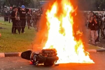 Situasi Memanas di Senayan, Massa Bakar Motor di Depan DPR RI