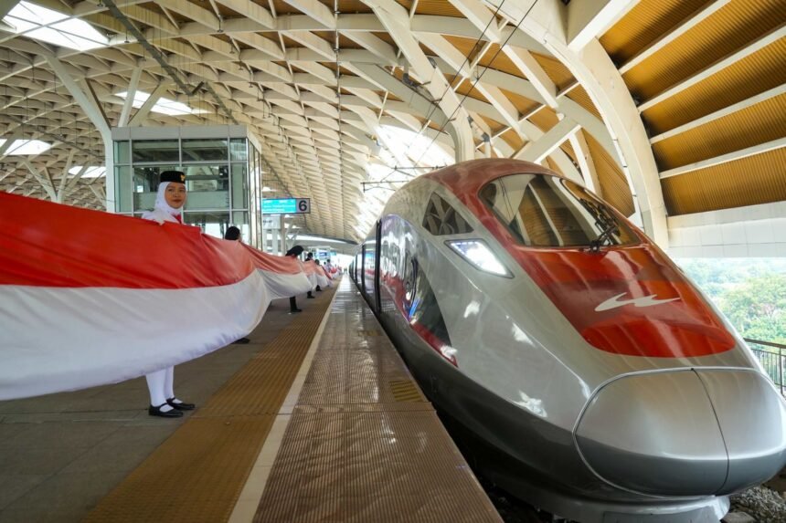 Bendera Merah Putih 208 Meter Berkibar di Whoosh, KCIC Rayakan HUT RI ke-80 dengan Semangat Nasionalisme