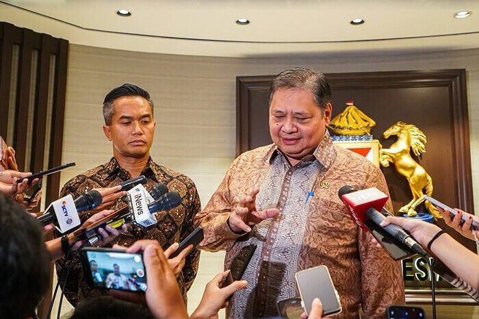 Menko Perekonomian Airlangga Hartarto buka suara soal kabar PHK massal di Gudang Garam, sebut pemerintah masih memantau isu modernisasi dan tekanan cukai rokok.