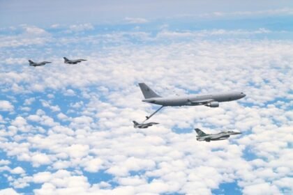 Manuver Tempur F-16 TNI AU, Latihan Isi Bahan Bakar di Langit Pekanbaru